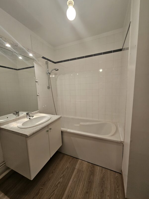 Salle d’eau avant rénovation avec baignoire à Wissant
